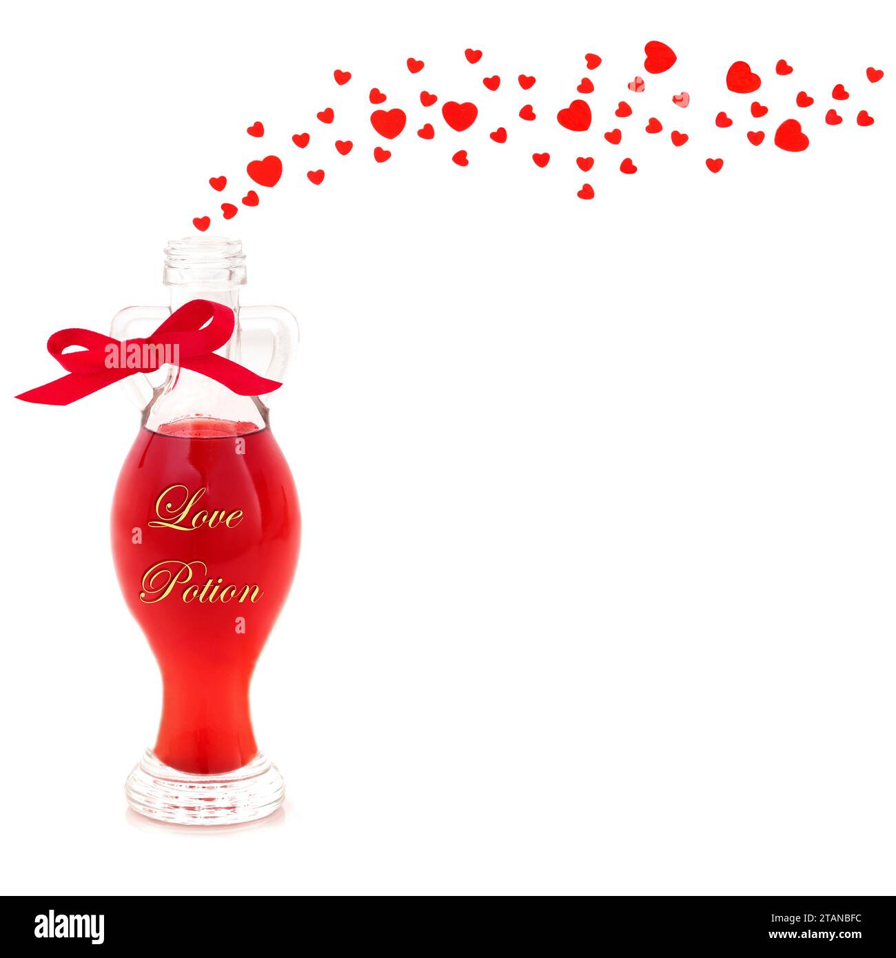 Bottiglia di pozione Love con cocco liquido rosso e decorazioni a forma di cuore con spray fantasia su sfondo bianco. Concetto romantico per gli amanti. Foto Stock