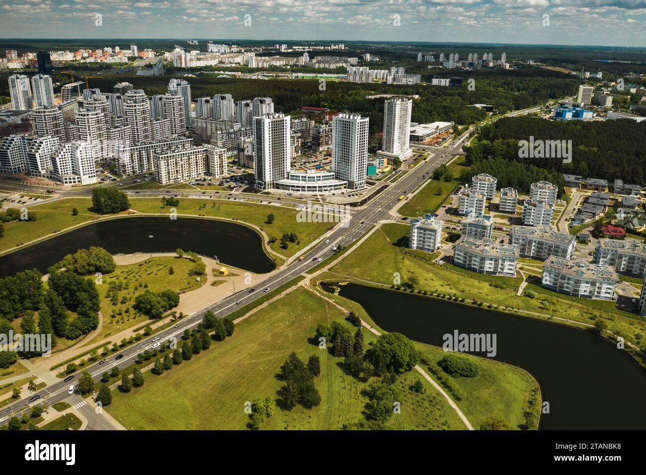 Fotografia aerea dall'alto di un gran numero di case nel distretto orientale di Minsk.il distretto della città di Minsk il fiume Svisloch.Belaru Foto Stock