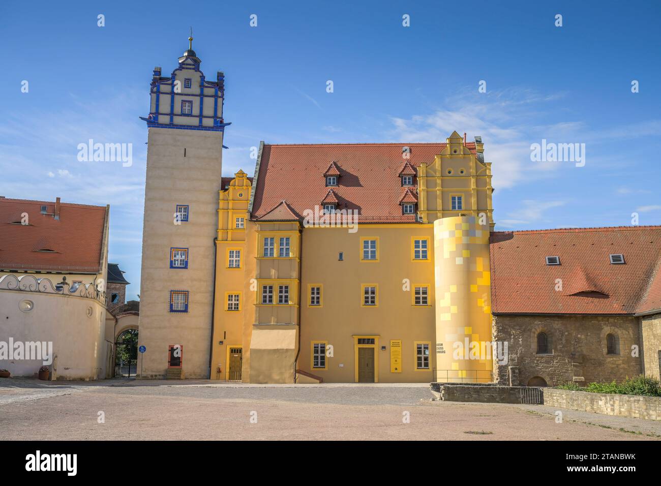 Blauer Turm, Altes Haus mit Museum, Schloss, Bernburg, Salzlandkreis, Sachsen-Anhalt, Deutschland *** Torre Blu, Casa Vecchia con Museo, Castello, Bernburg, Salzlandkreis, Sassonia-Anhalt, Germania credito: Imago/Alamy Live News Foto Stock