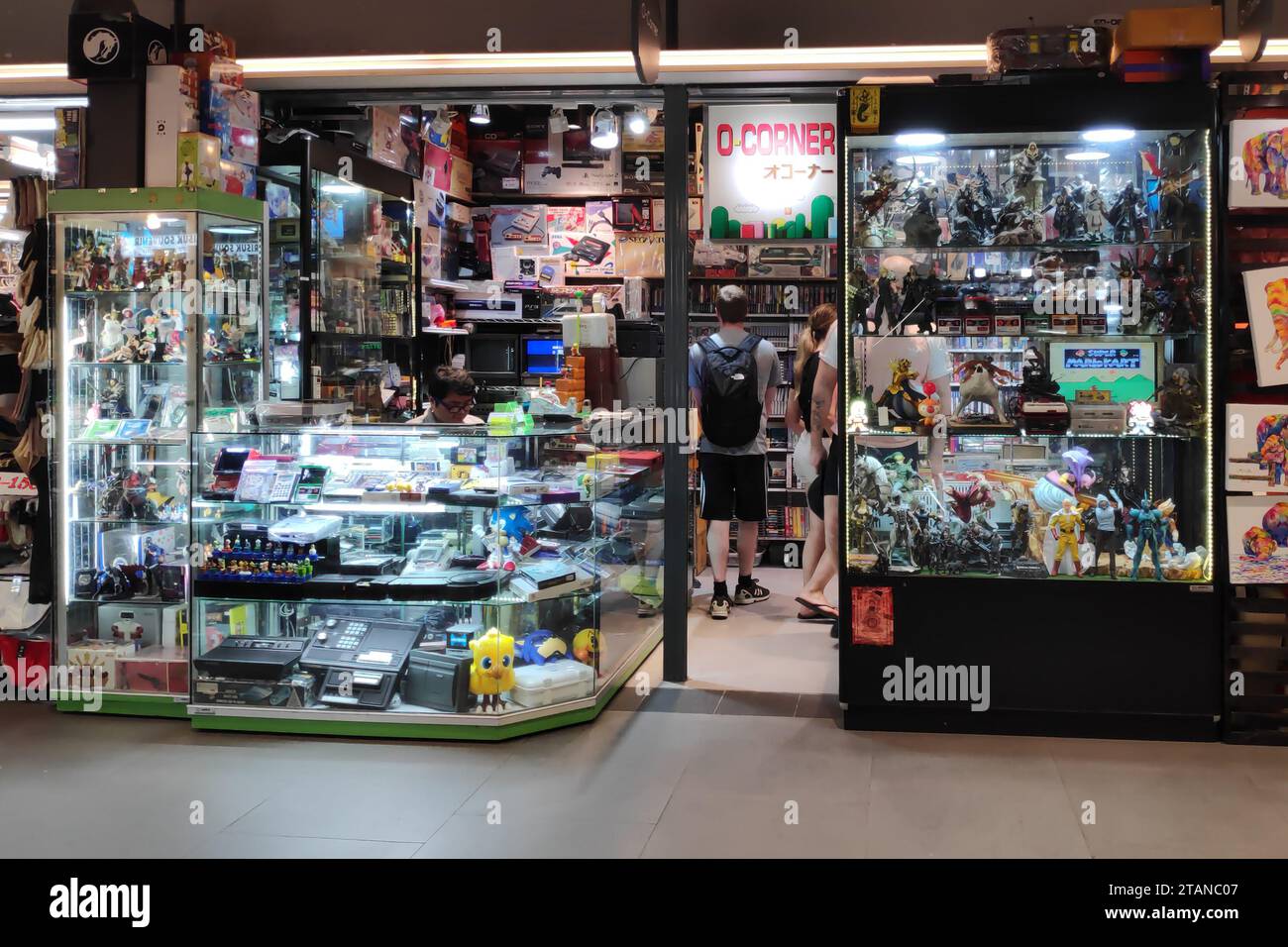 Bangkok, Thailandia - 19 settembre 2018: Negozio d'antiquariato al 6 piano dell'MBK (un centro commerciale nel centro della città) specializzato nella vendita di articoli d'antiquariato console retrò e. Foto Stock
