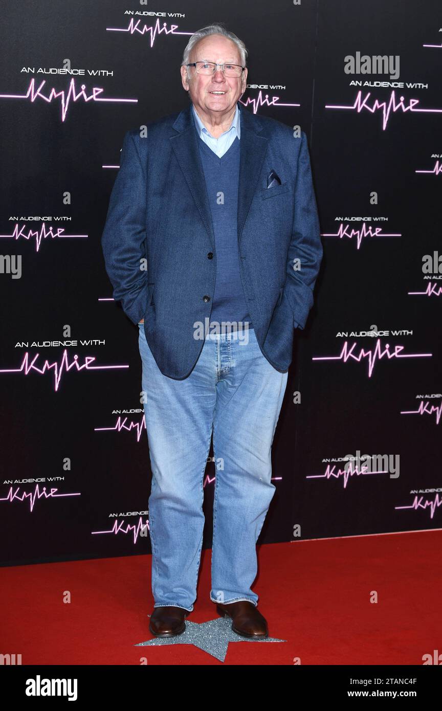 Pete Waterman bei der Ankunft zum Konzert An Audience with Kylie in der Royal Albert Hall. Londra, 01.12.2023 *** Pete Waterman arriva per il concerto An Audience with Kylie alla Royal Albert Hall Londra, 01 12 2023 foto:XS.xVasx/xFuturexImagex audience 3203 Credit: Imago/Alamy Live News Foto Stock