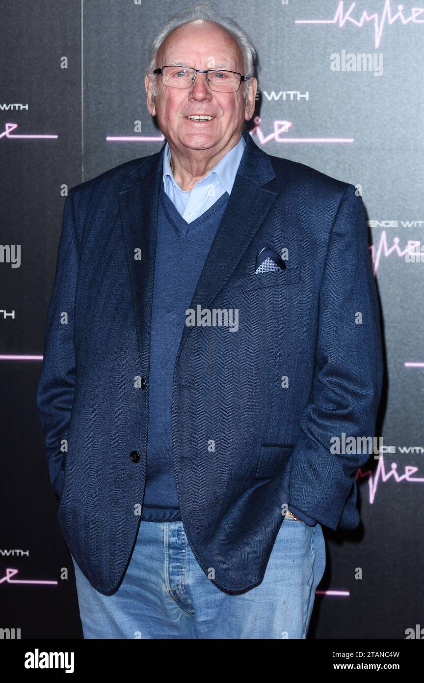 Pete Waterman bei der Ankunft zum Konzert An Audience with Kylie in der Royal Albert Hall. Londra, 01.12.2023 *** Pete Waterman arriva per il concerto An Audience with Kylie alla Royal Albert Hall Londra, 01 12 2023 foto:XS.xVasx/xFuturexImagex audience 3204 Credit: Imago/Alamy Live News Foto Stock