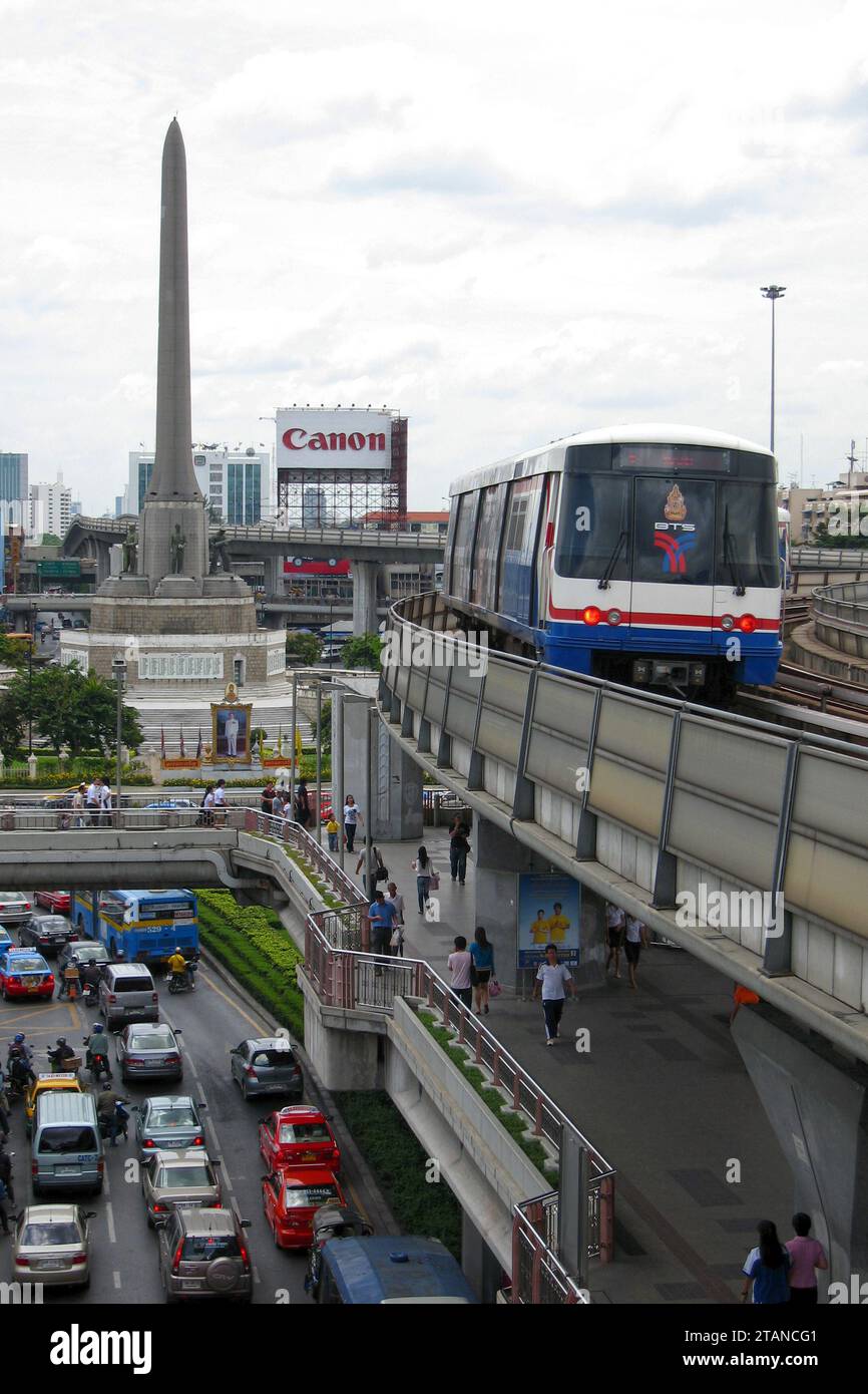 Bangkok, Thailandia - 5 luglio 2006: Treno sopraelevato che arriva alla stazione BTS Victory Monument di Bangkok, Thailandia. Foto Stock