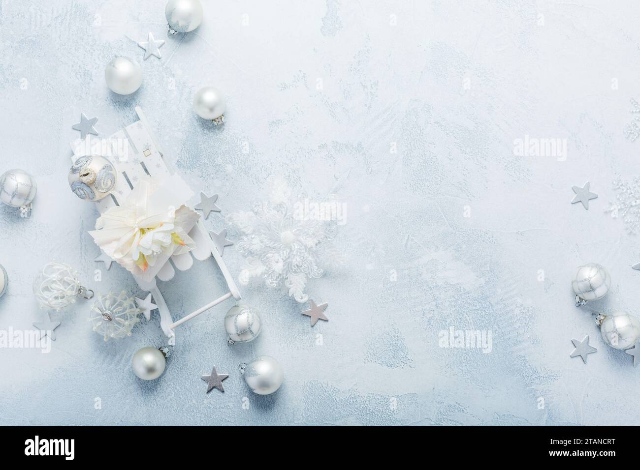 Ornamenti natalizi e palla in bianco e blu. Sfondo natalizio con spazio per le copie Foto Stock