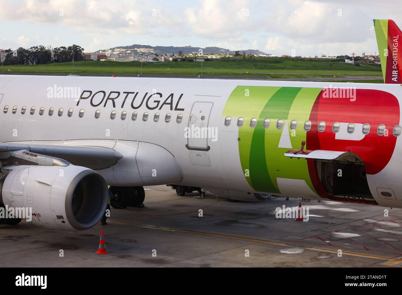 Lissabon, Portogallo AM 1. Dezember 2023 Aeroporto, Aeroporto Humberto Delgado v.l., Symbolfoto, Symbolbild: TAP Air Portugal, Flugzeug AM Gate, Logo TAP *** Lisbona, Portogallo il 1 dicembre 2023 Aeroporto, Aeroporto Humberto Delgado V l, foto simbolica, immagine simbolica TAP Air Portugal, aereo al cancello, logo TAP Copyright: JoaquimxFerreira Credit: Imago/Alamy Live News Foto Stock