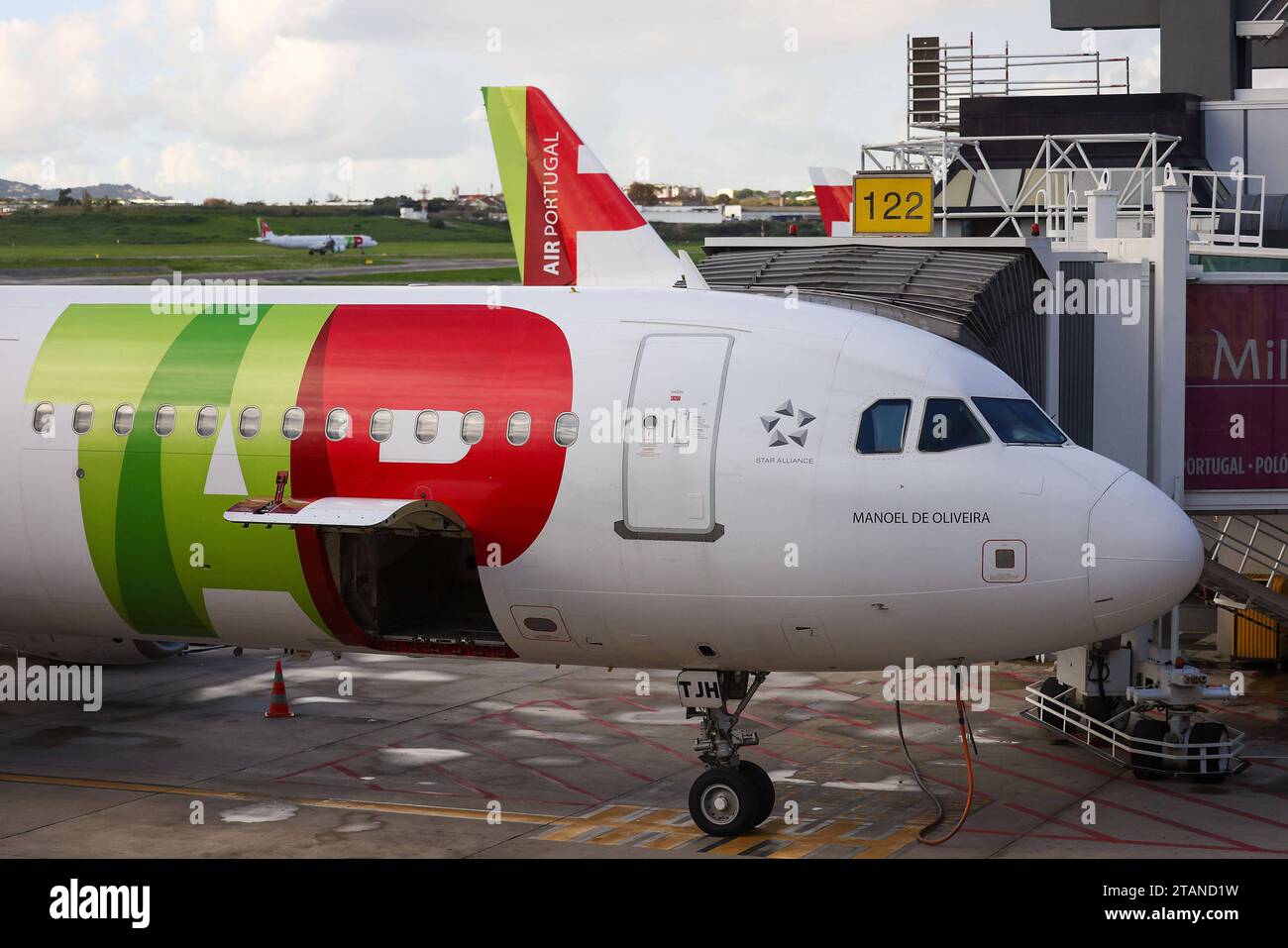 Lissabon, Portogallo AM 1. Dezember 2023 Aeroporto, Aeroporto Humberto Delgado v.l., Symbolfoto, Symbolbild: TAP Air Portugal, Flugzeug AM Gate, Logo TAP *** Lisbona, Portogallo il 1 dicembre 2023 Aeroporto, Aeroporto Humberto Delgado V l, foto simbolica, immagine simbolica TAP Air Portugal, aereo al cancello, logo TAP Copyright: JoaquimxFerreira Credit: Imago/Alamy Live News Foto Stock