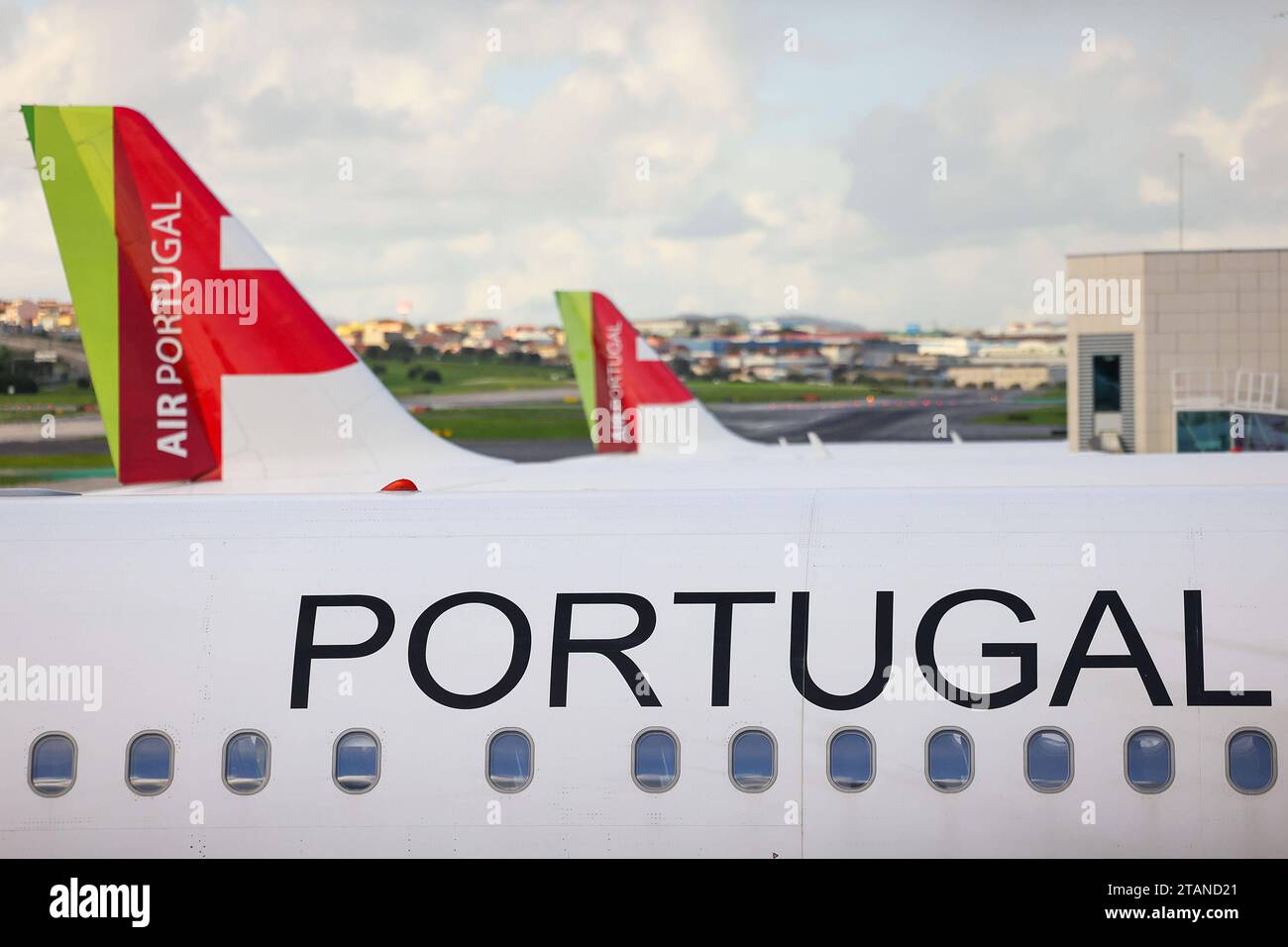 Lissabon, Portogallo AM 1. Dicembre 2023 Aeroporto, Aeroporto Humberto Delgado v.l., Symbolfoto, Symbolbild: TAP Air Portugal, Flugzeug AM Gate, Logo, Fly TAP, Portogallo *** Lisbona, Portogallo il 1° dicembre 2023 Aeroporto, Aeroporto Humberto Delgado V l, foto simbolo, immagine simbolo TAP Air Portugal, aereo al gate, logo, fly TAP, Portogallo Copyright: JoaquimxFerreira Credit: Imago/Alamy Live News Foto Stock