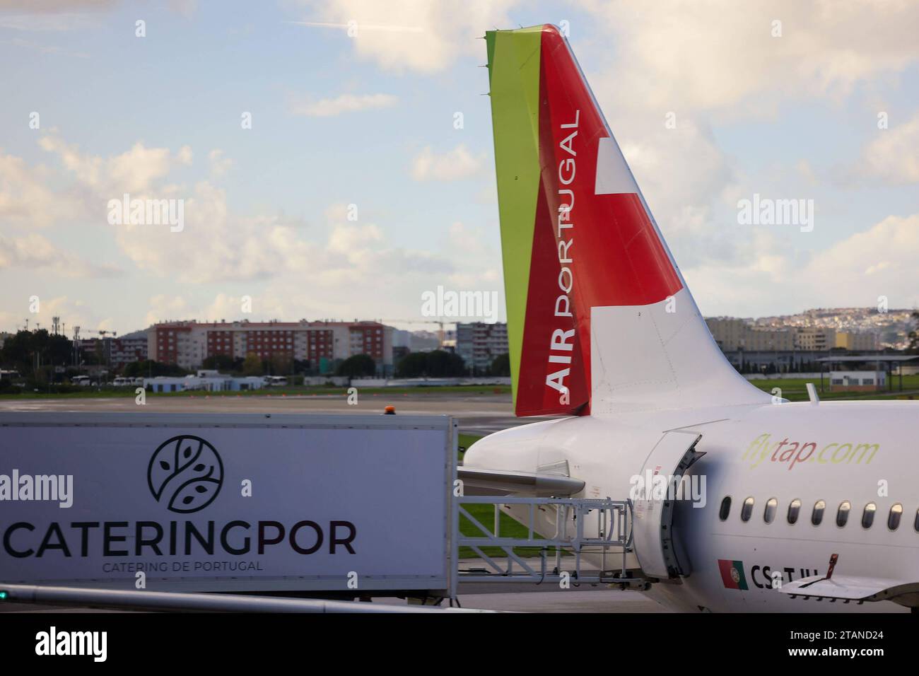 Lissabon, Portogallo AM 1. Dezember 2023 Aeroporto, Aeroporto Humberto Delgado v.l., Symbolfoto, Symbolbild: TAP Air Portugal, Flugzeug am Gate, wird beladen *** Lisbona, Portogallo il 1 dicembre 2023 Aeroporto, Aeroporto Humberto Delgado V l, foto simbolica, immagine simbolica TAP Air Portugal, aereo al cancello, in fase di caricamento Copyright: JoaquimxFerreira Credit: Imago/Alamy Live News Foto Stock