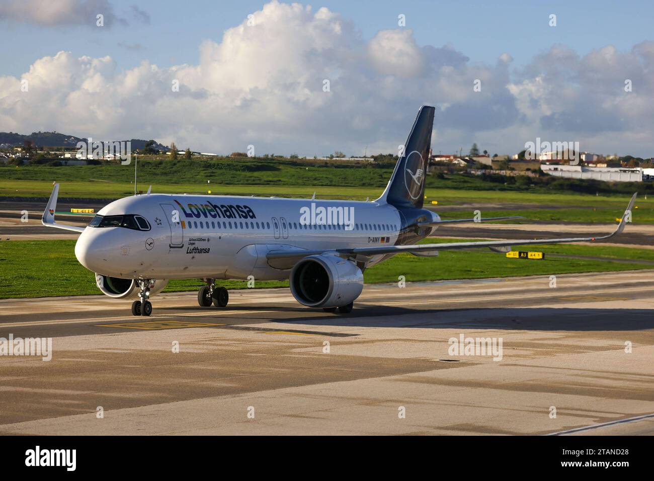 Lissabon, Portogallo AM 1. Dezember 2023 Aeroporto, Aeroporto Humberto Delgado v.l., Symbolfoto, Symbolbild: Lufthansa LOVEHANSA a Lissabon gelandet *** Lisbona, Portogallo il 1 dicembre 2023 Aeroporto, Humberto Delgado V l, foto simbolo, immagine simbolo Lufthansa LOVEHANSA atterrato a Lisbona Copyright: JoaquimxFerreira Credit: Imago/Alamy Live News Foto Stock