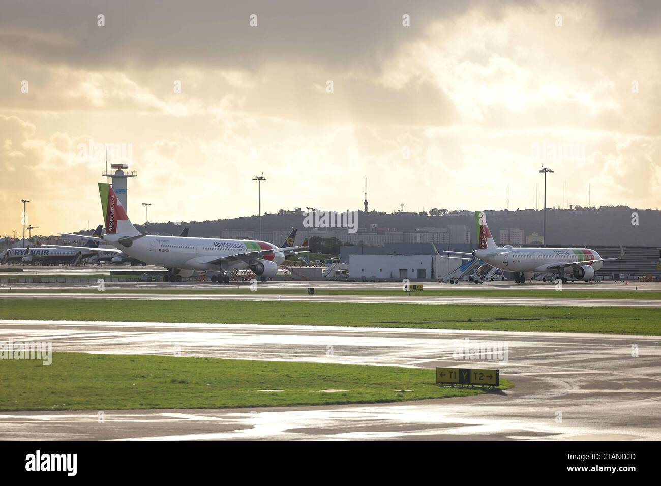 Lissabon, Portogallo AM 1. Dicembre 2023 Aeroporto, Aeroporto Humberto Delgado v.l., Symbolfoto, Symbolbild: TAP Air Portugal, Flugzeug Warten imRollfeld, stehen im Rollfeld *** Lisbona, Portogallo il 1 dicembre 2023 Aeroporto, Humberto Delgado V l, foto simbolica, immagine simbolica TAP Air Portugal, aereo in attesa sull'asfalto, in piedi sull'asfalto Copyright: JoaquimxFerreira Credit: Imago/Alamy Live News Foto Stock