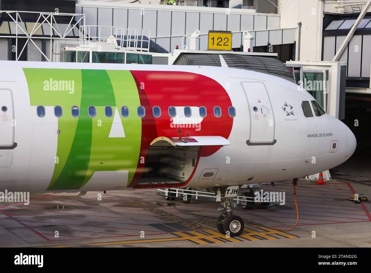 Lissabon, Portogallo AM 1. Dezember 2023 Aeroporto, Aeroporto Humberto Delgado v.l., Symbolfoto, Symbolbild: TAP Air Portugal, Flugzeug AM Gate, Logo TAP *** Lisbona, Portogallo il 1 dicembre 2023 Aeroporto, Aeroporto Humberto Delgado V l, foto simbolica, immagine simbolica TAP Air Portugal, aereo al cancello, logo TAP Copyright: JoaquimxFerreira Credit: Imago/Alamy Live News Foto Stock