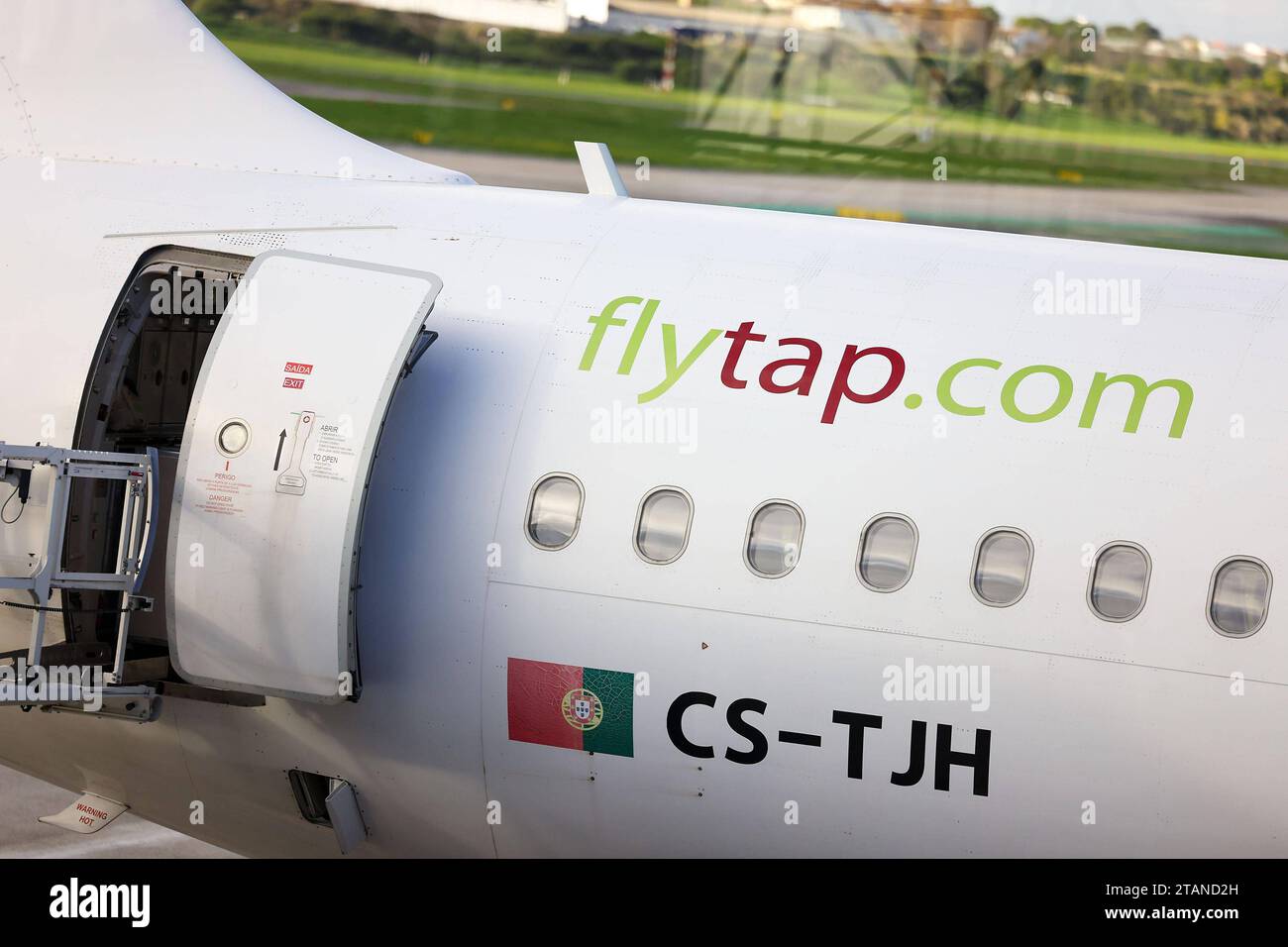 Lissabon, Portogallo AM 1. Dezember 2023 Aeroporto, Aeroporto Humberto Delgado v.l., Symbolfoto, Symbolbild: TAP Air Portugal, Flugzeug AM Gate, fly TAP *** Lisbona, Portogallo il 1 dicembre 2023 Aeroporto, Aeroporto Humberto Delgado V l, foto simbolica, immagine simbolica TAP Air Portugal, aereo al gate, fly TAP Copyright: JoaquimxFerreira Credit: Imago/Alamy Live News Foto Stock
