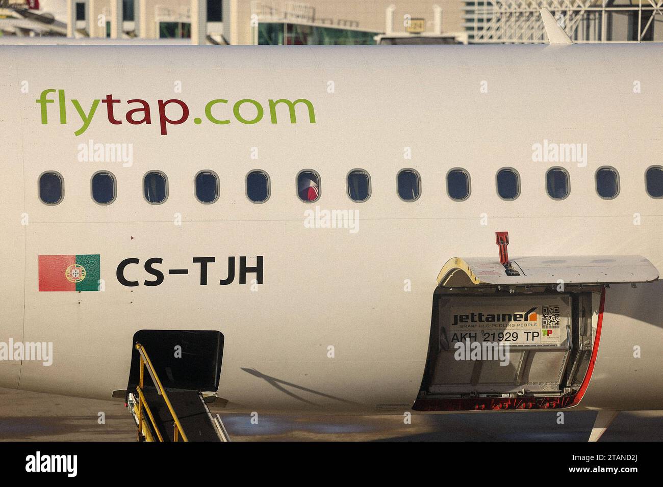 Lissabon, Portogallo AM 1. Dezember 2023 Aeroporto, Aeroporto Humberto Delgado v.l., Symbolfoto, Symbolbild: TAP Air Portugal, Flugzeug AM Gate, Logo TAP *** Lisbona, Portogallo il 1 dicembre 2023 Aeroporto, Aeroporto Humberto Delgado V l, foto simbolica, immagine simbolica TAP Air Portugal, aereo al cancello, logo TAP Copyright: JoaquimxFerreira Credit: Imago/Alamy Live News Foto Stock