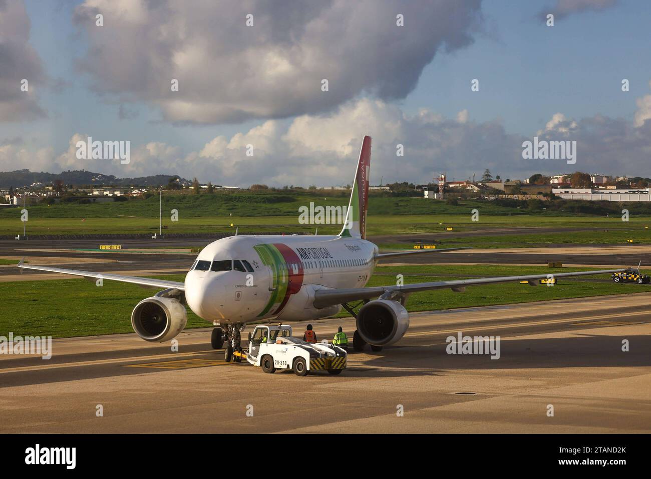 Lissabon, Portogallo AM 1. Dezember 2023 Aeroporto, Aeroporto Humberto Delgado v.l., Symbolfoto, Symbolbild: TAP Air Portugal, Flugzeug wird zum Rollfeld gefahren **** Lisbona, Portogallo il 1 dicembre 2023 Aeroporto, Humberto Delgado V l, foto simbolica, immagine simbolica TAP Air Portugal, aereo in corsa verso la pista Copyright: JoaquimxFerreira Credit: Imago/Alamy Live News Foto Stock