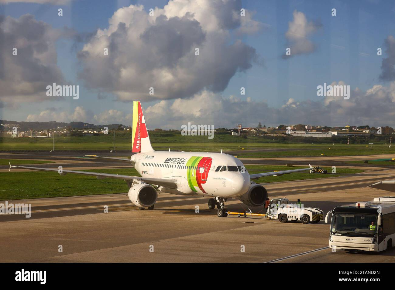 Lissabon, Portogallo AM 1. Dezember 2023 Aeroporto, Aeroporto Humberto Delgado v.l., Symbolfoto, Symbolbild: TAP Air Portugal, Flugzeug wird zum Rollfeld gefahren **** Lisbona, Portogallo il 1 dicembre 2023 Aeroporto, Humberto Delgado V l, foto simbolica, immagine simbolica TAP Air Portugal, aereo in corsa verso la pista Copyright: JoaquimxFerreira Credit: Imago/Alamy Live News Foto Stock
