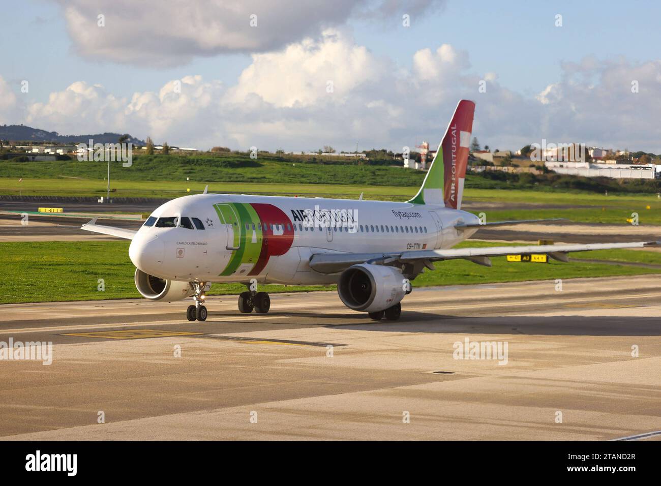 Lissabon, Portogallo AM 1. Dezember 2023 Aeroporto, Aeroporto Humberto Delgado v.l., Symbolfoto, Symbolbild: TAP Air Portugal, Flugzeug bereit zum starten *** Lisbona, Portogallo il 1 dicembre 2023 Aeroporto, Aeroporto Humberto Delgado V l, foto simbolica, immagine simbolica TAP Air Portugal, aereo pronto al decollo Copyright: JoaquimxFerreira Credit: Imago/Alamy Live News Foto Stock