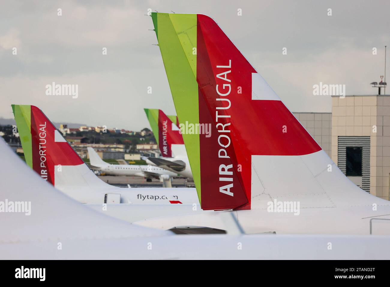 Lissabon, Portogallo AM 1. Dezember 2023 Aeroporto, Aeroporto Humberto Delgado v.l., Symbolfoto, Symbolbild: TAP Air Portugal, Flugzeug AM Gate, Logo *** Lisbona, Portogallo il 1 dicembre 2023 Aeroporto, Aeroporto Humberto Delgado V l, foto simbolo, immagine simbolo TAP Air Portugal, aereo al cancello, logo Copyright: JoaquimxFerreira Credit: Imago/Alamy Live News Foto Stock