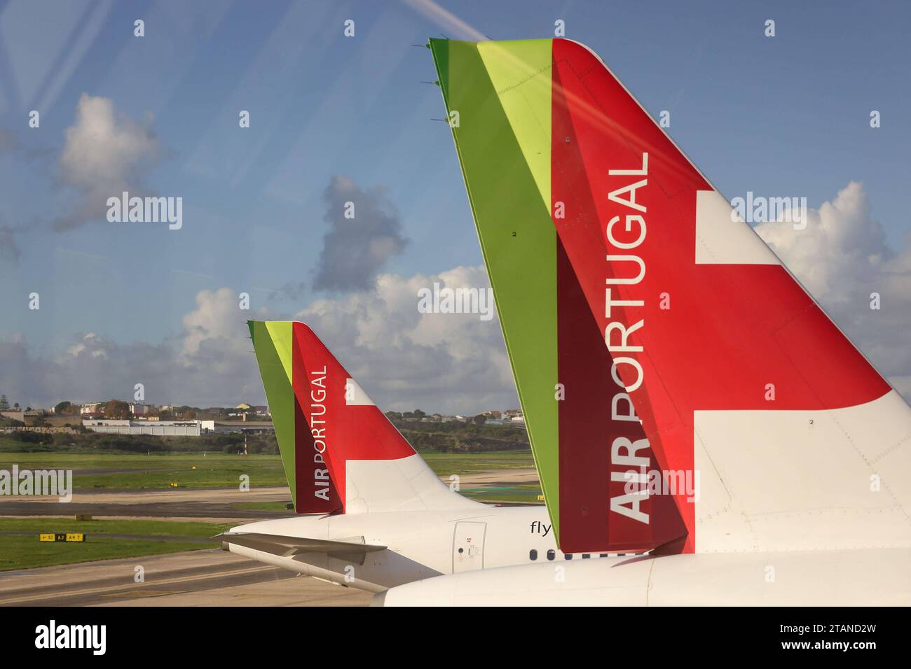 Lissabon, Portogallo AM 1. Dezember 2023 Aeroporto, Aeroporto Humberto Delgado v.l., Symbolfoto, Symbolbild: TAP Air Portugal, Flugzeug AM Gate, fly TAP *** Lisbona, Portogallo il 1 dicembre 2023 Aeroporto, Aeroporto Humberto Delgado V l, foto simbolica, immagine simbolica TAP Air Portugal, aereo al gate, fly TAP Copyright: JoaquimxFerreira Credit: Imago/Alamy Live News Foto Stock