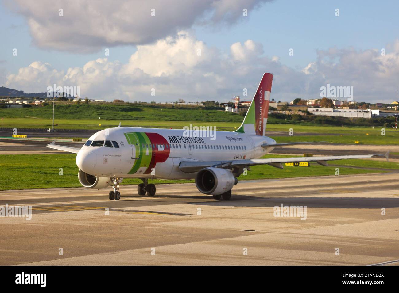 Lissabon, Portogallo AM 1. Dezember 2023 Aeroporto, Aeroporto Humberto Delgado v.l., Symbolfoto, Symbolbild: TAP Air Portugal, Flugzeug bereit zum starten *** Lisbona, Portogallo il 1 dicembre 2023 Aeroporto, Aeroporto Humberto Delgado V l, foto simbolica, immagine simbolica TAP Air Portugal, aereo pronto al decollo Copyright: JoaquimxFerreira Credit: Imago/Alamy Live News Foto Stock