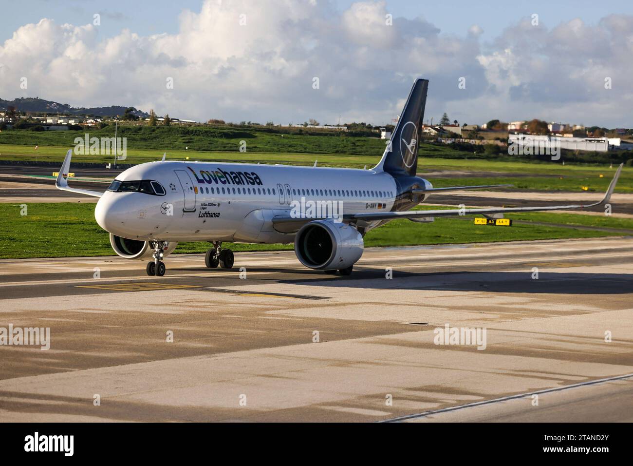 Lissabon, Portogallo AM 1. Dezember 2023 Aeroporto, Aeroporto Humberto Delgado v.l., Symbolfoto, Symbolbild: Lufthansa LOVEHANSA a Lissabon gelandet *** Lisbona, Portogallo il 1 dicembre 2023 Aeroporto, Humberto Delgado V l, foto simbolo, immagine simbolo Lufthansa LOVEHANSA atterrato a Lisbona Copyright: JoaquimxFerreira Credit: Imago/Alamy Live News Foto Stock