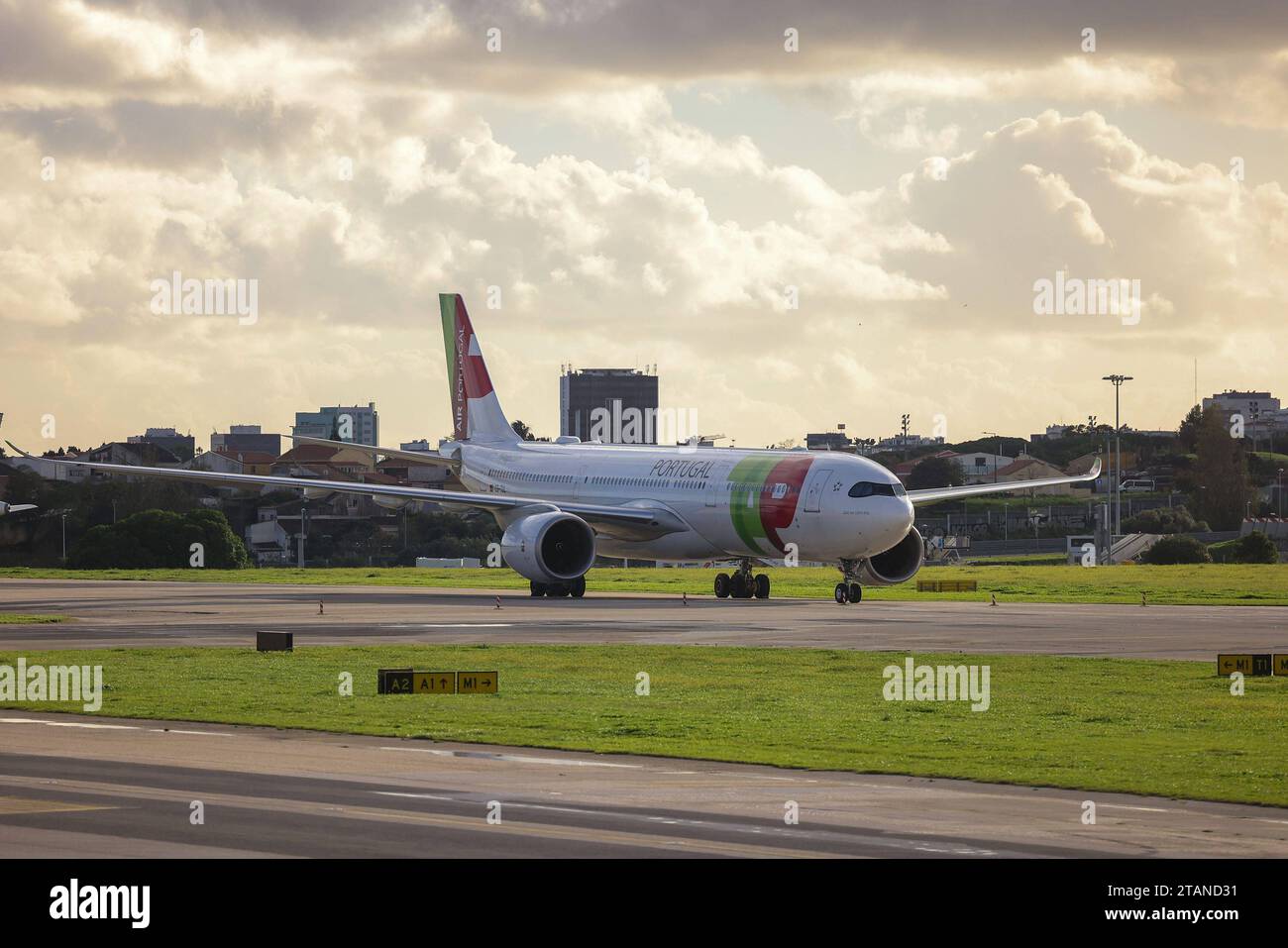 Lissabon, Portogallo AM 1. Dezember 2023 Aeroporto, Aeroporto Humberto Delgado v.l., Symbolfoto, Symbolbild: TAP Air Portugal, Flugzeug bereit zum START *** Lisbona, Portogallo il 1 dicembre 2023 Aeroporto, Aeroporto Humberto Delgado V l, foto simbolica, immagine simbolica TAP Air Portugal, aerei pronti al decollo Copyright: JoaquimxFerreira Credit: Imago/Alamy Live News Foto Stock