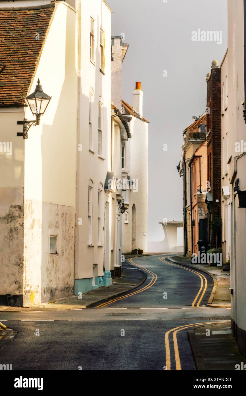 Strada stretta nel centro storico di Deal, Kent, Regno Unito Foto Stock
