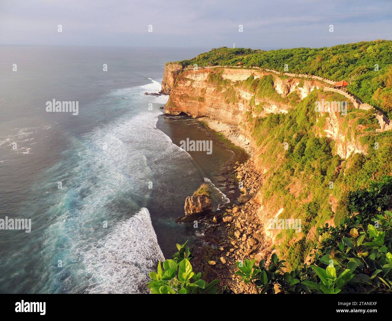 La vista spettacolare dal tempio indù di uluwatu del X secolo, a bali, Indonesia, di ripide scogliere e di una costa rocciosa Foto Stock