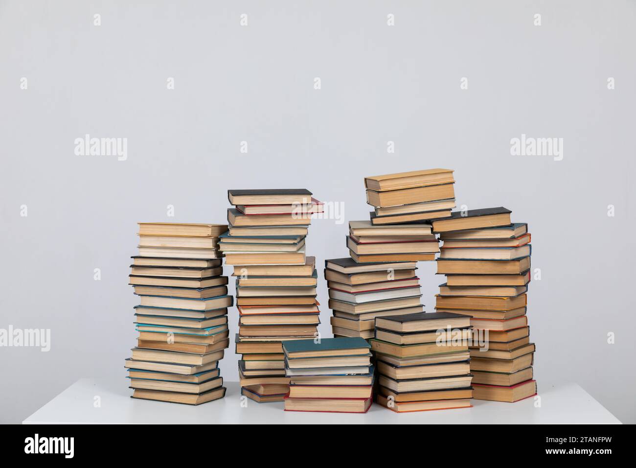 Pile di libri da imparare nella biblioteca scolastica Foto Stock
