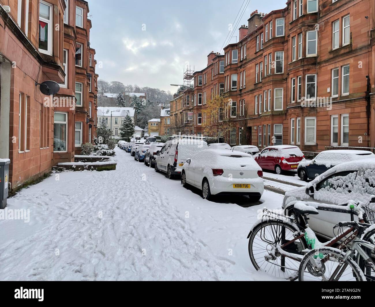 La neve a Glasgow, poiché nel Regno Unito sono presenti avvisi meteo sparsi per neve e ghiaccio, mentre le temperature sono scese sotto il gelo durante la notte. Il Met Office ha emesso avvertimenti gialli fino a sabato mattina per la costa settentrionale e sud-ovest della Scozia, nonché per la costa sud-occidentale e orientale dell'Inghilterra. Data immagine: Sabato 2 dicembre 2023. Foto Stock