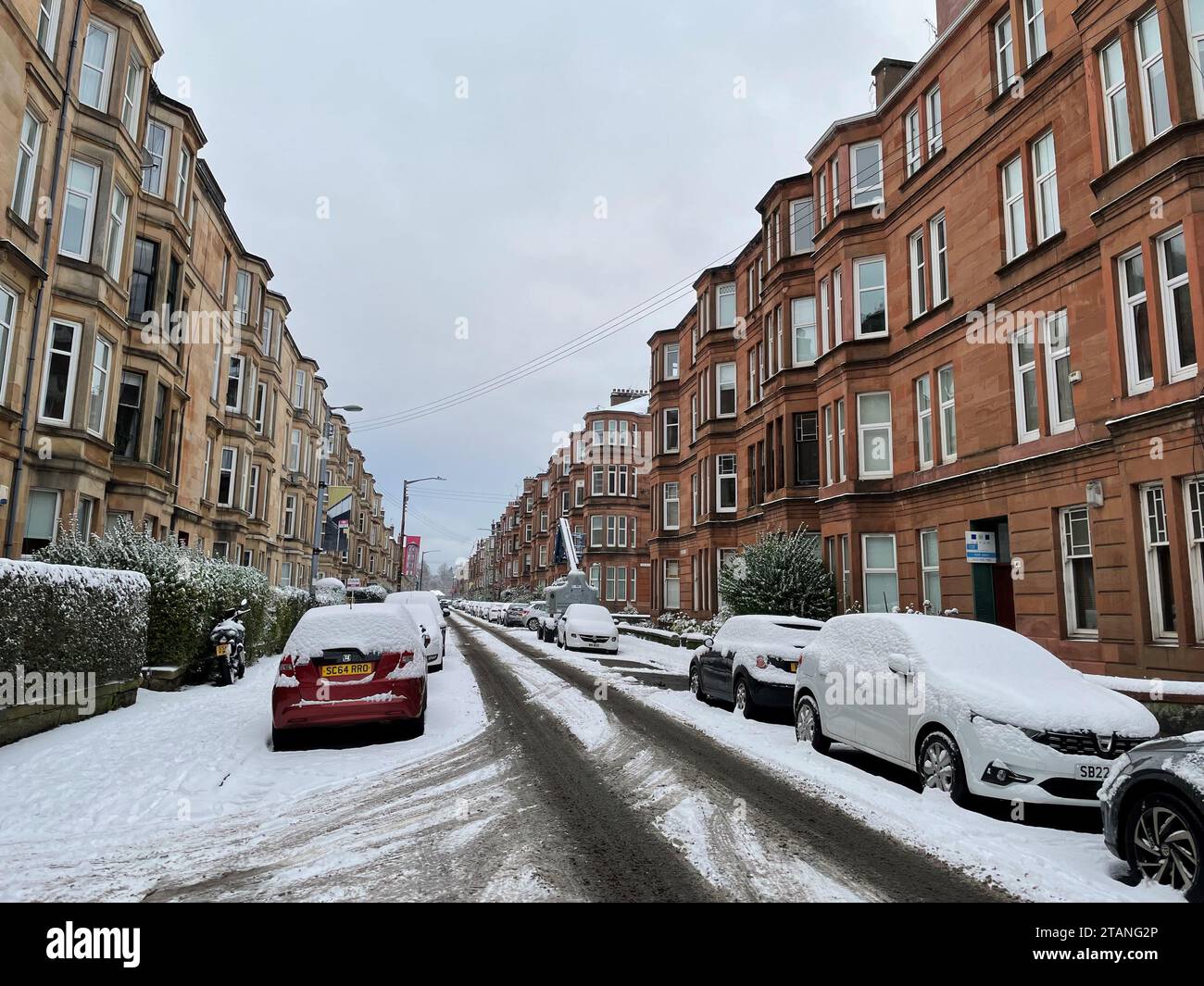 La neve a Glasgow, poiché nel Regno Unito sono presenti avvisi meteo sparsi per neve e ghiaccio, mentre le temperature sono scese sotto il gelo durante la notte. Il Met Office ha emesso avvertimenti gialli fino a sabato mattina per la costa settentrionale e sud-ovest della Scozia, nonché per la costa sud-occidentale e orientale dell'Inghilterra. Data immagine: Sabato 2 dicembre 2023. Foto Stock