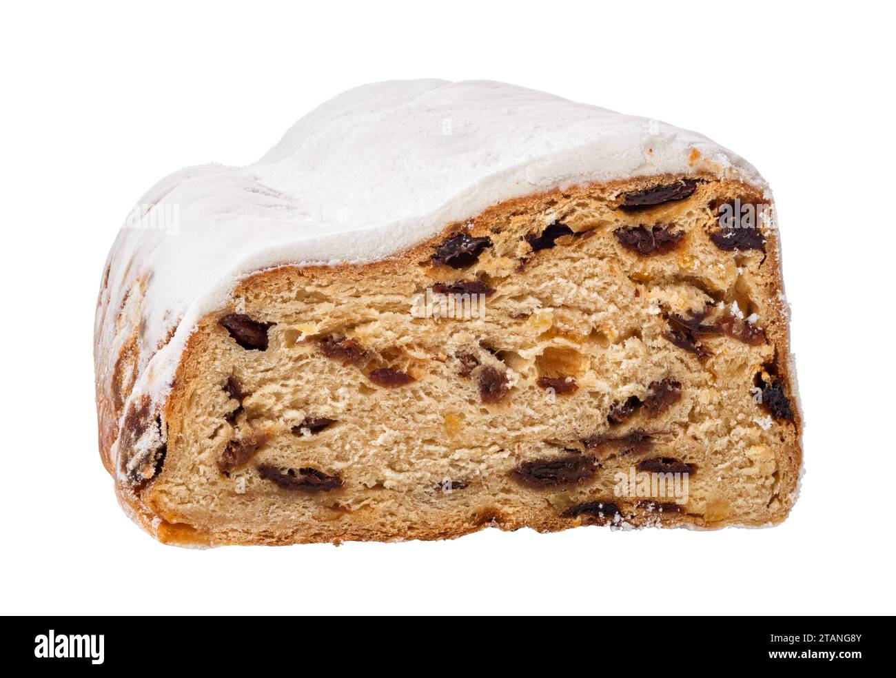 Forma di pane Stollen tagliata a metà isolata su sfondo bianco. Tradizionale pane natalizio tedesco di noci, spezie e frutta secca. Christstollen. Foto Stock