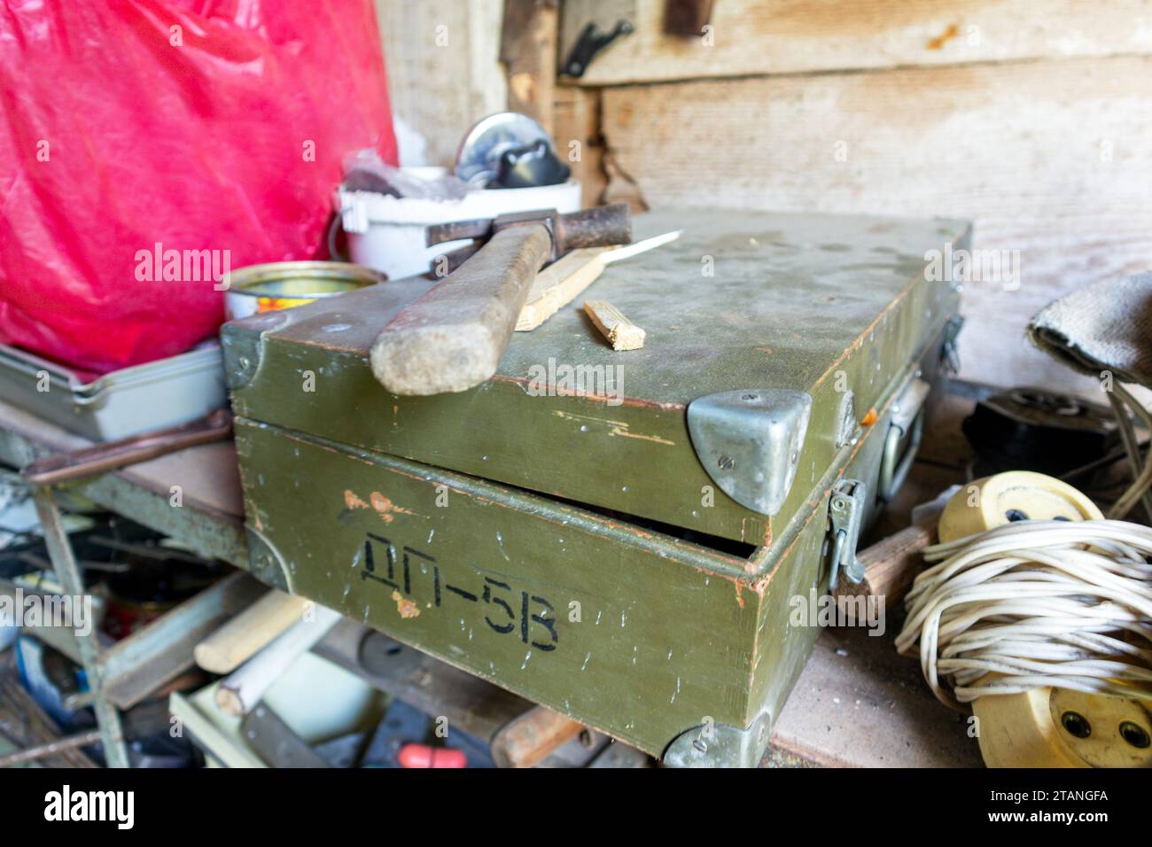 cassetta di legno militare vecchia e verde con attrezzi da lavoro sul tavolo Foto Stock