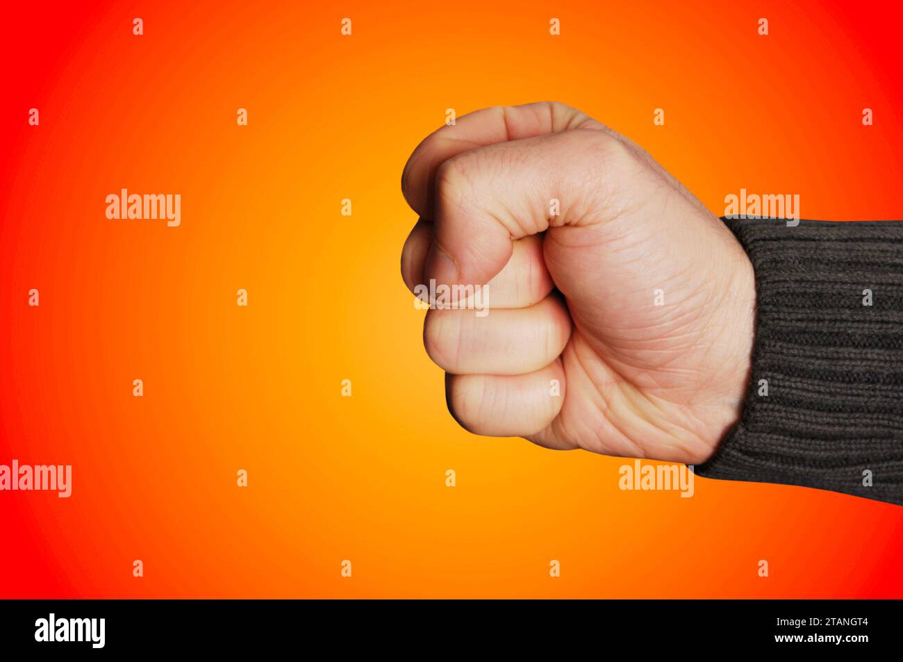 un uomo con un gesto di pugno stretto Foto Stock