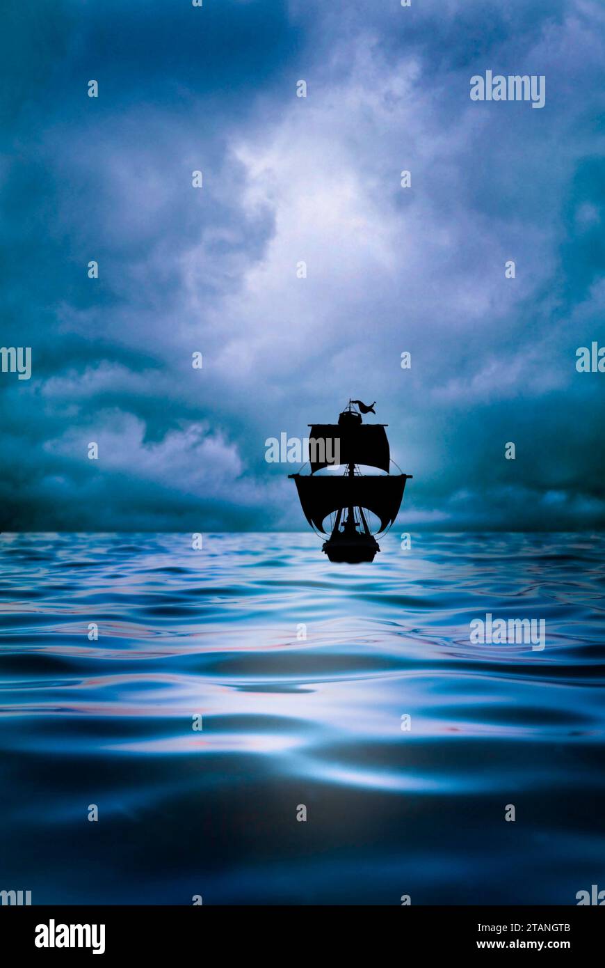 silhouette di una galea pirata in mare con un cielo nuvoloso Foto Stock