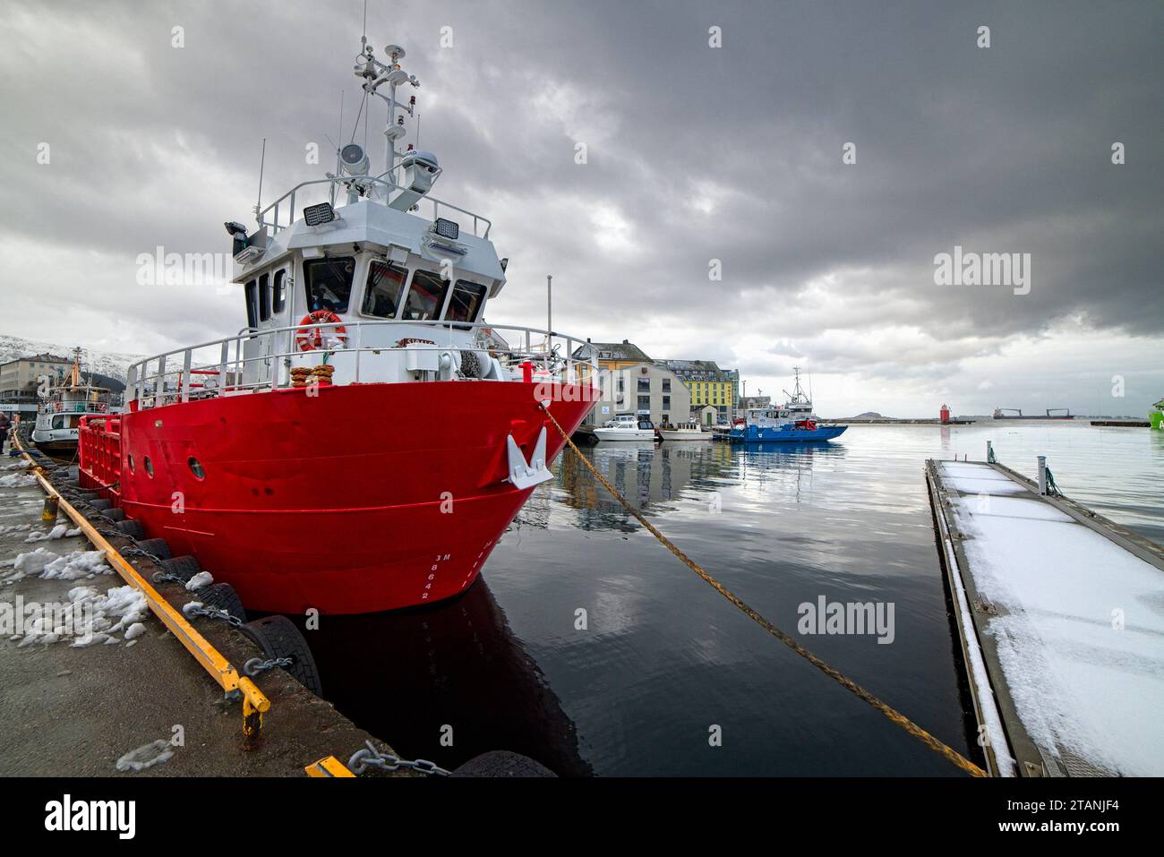 Nave commerciale ormeggiata ad Alesund Foto Stock