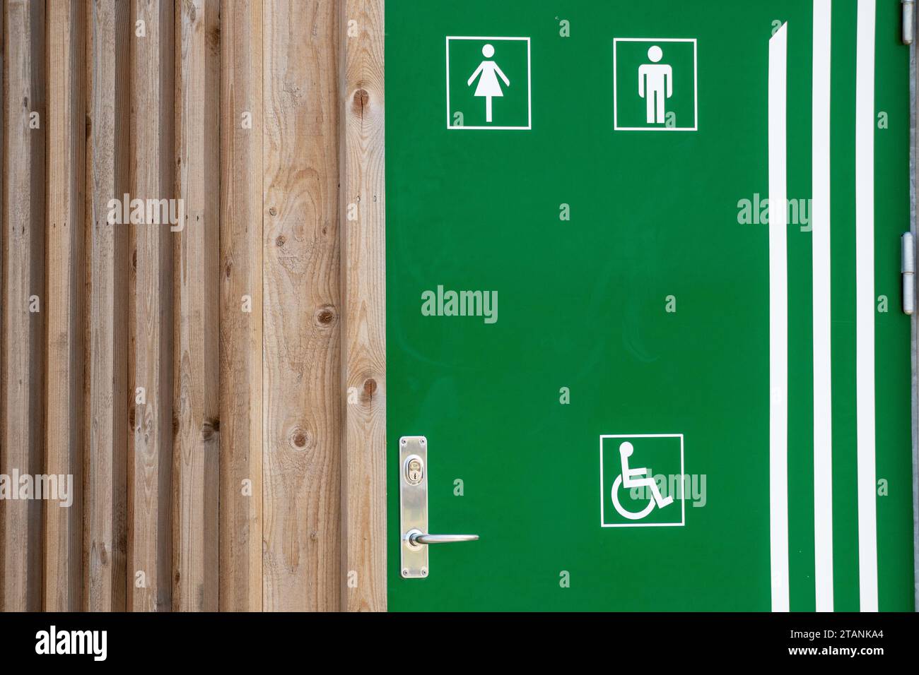 una casa di legno con una porta verde e con contrassegni di ordinanza Foto Stock