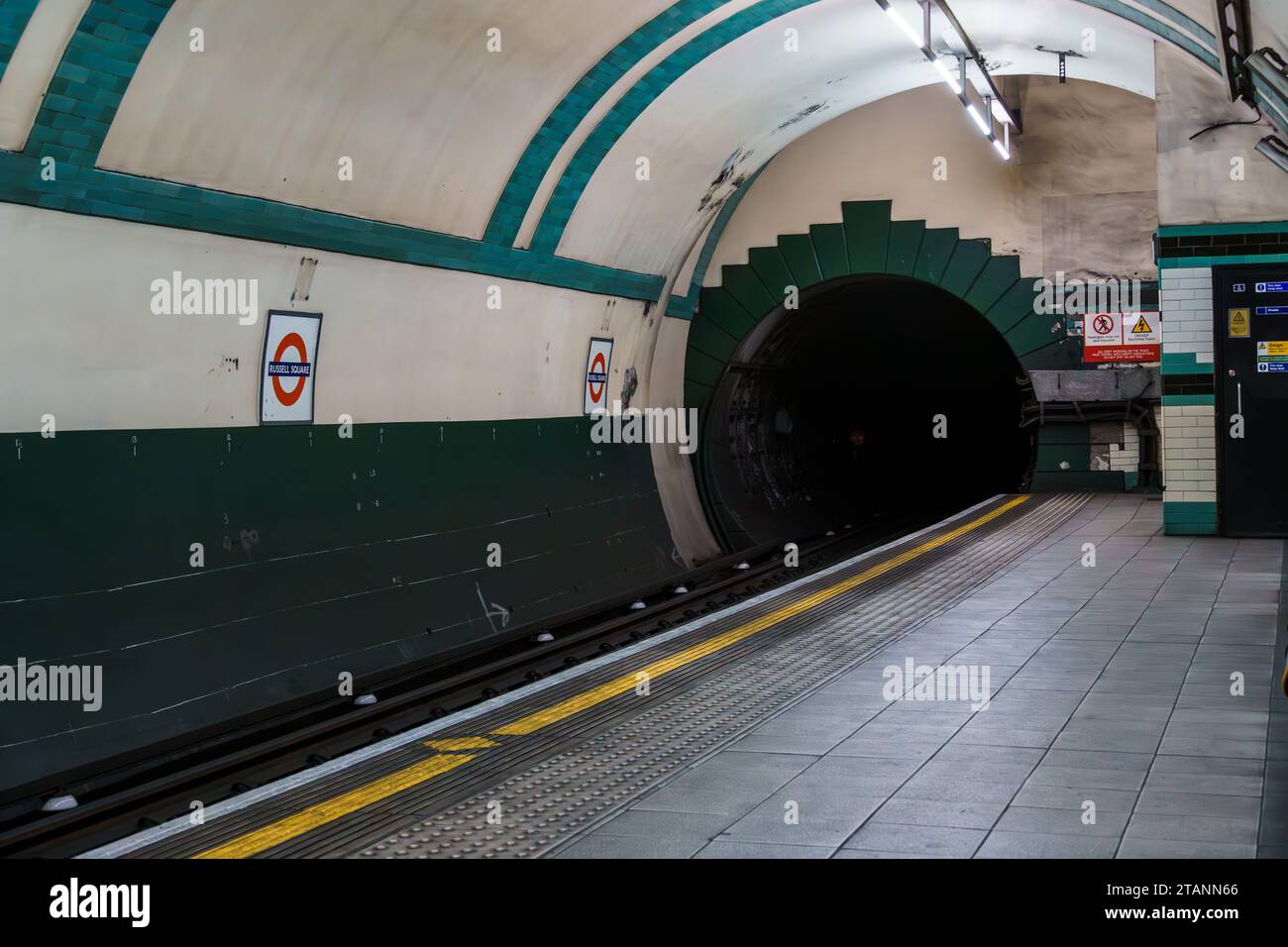 Londra, Regno Unito - 25 agosto 2023: Stazione della metropolitana Russell Square senza persone Foto Stock