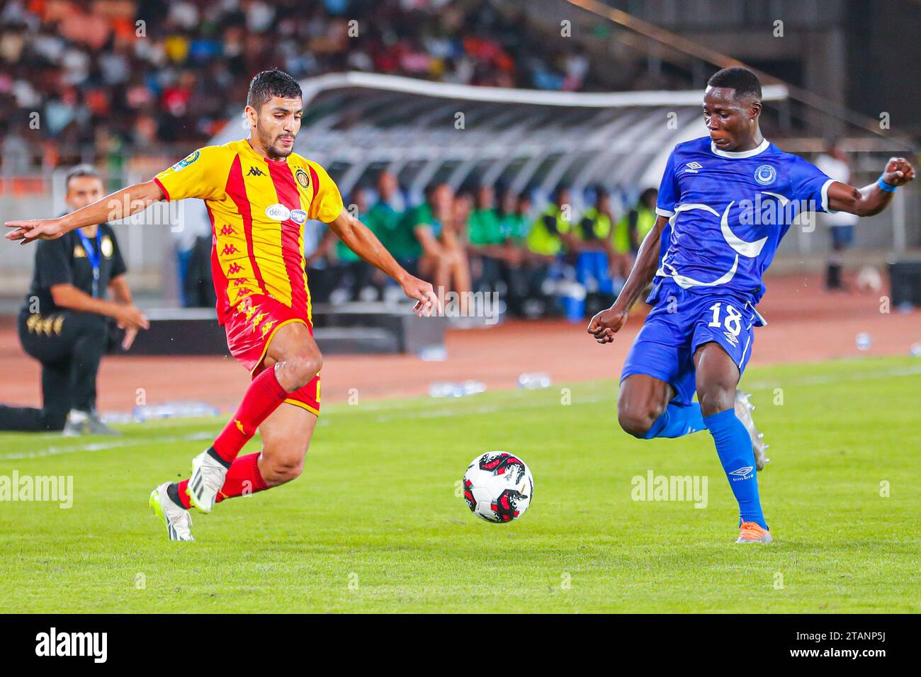 DAR es SALAAM, TUNISIA – 1 DICEMBRE: Jean Claude Girumugisha di al Halil e difensore di Esperance durante la partita della Caf Champions League tra al Hila Foto Stock