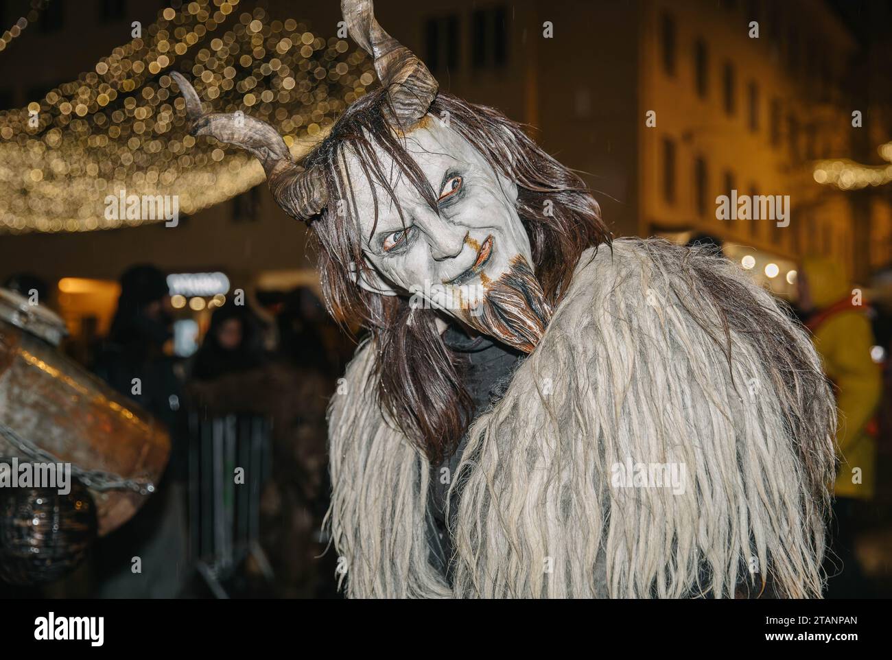 Villach, Austria - 1 dicembre 2023: Sfilata di Krampuslauf, mostra di maschere di diavoli e St Nicholas, divertente spettacolo nel centro della città, più di 40 gruppi da C. Foto Stock