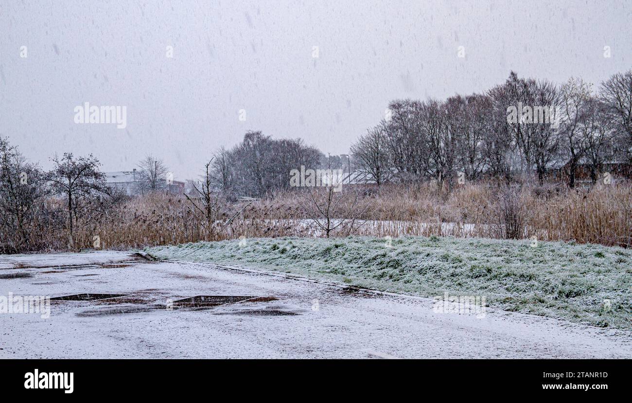 Dundee, Tayside, Scozia, Regno Unito. 2 dicembre 2023. Tempo nel Regno Unito: L'Ardler Village a Dundee, Scozia, ha subito una significativa nevicata a causa di una gelata mattutina di -5 °C. Crediti: Dundee Photographics/Alamy Live News Foto Stock