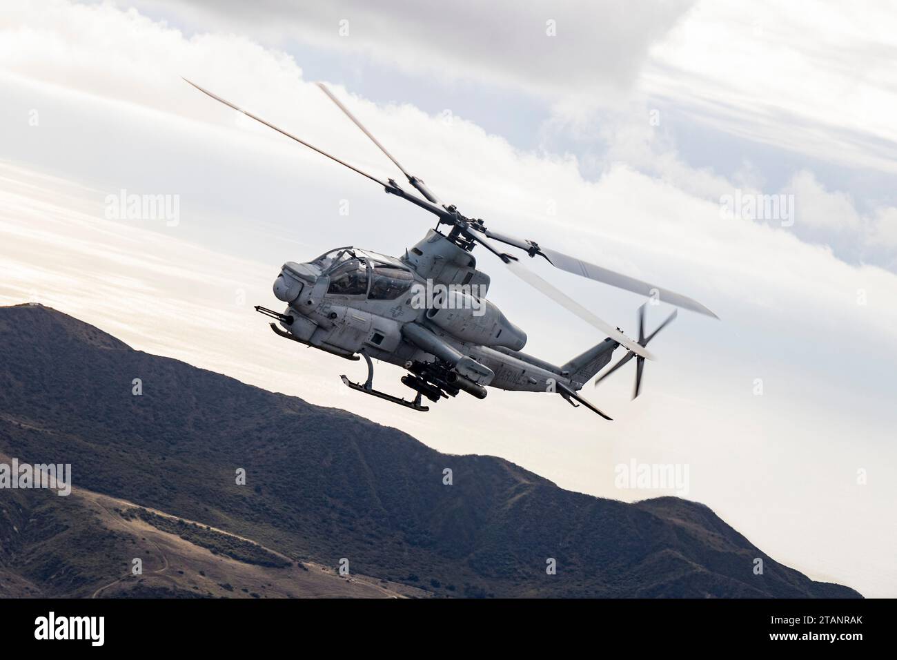 Un AH-1Z Viper del corpo dei Marines degli Stati Uniti scorta l'MV-22B Osprey alla base dei Marines Camp Pendleton, California, 29 novembre 2023. Foto del sergente Sean Potter Foto Stock