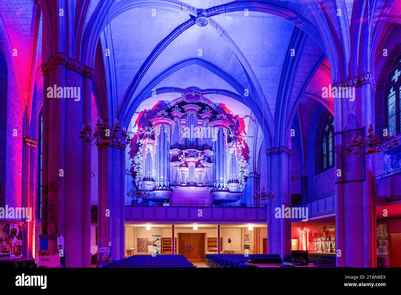 Marburgo, Germania, 2023: Vista interna illuminata della chiesa di Santa Maria o della chiesa parrocchiale nel periodo natalizio Foto Stock