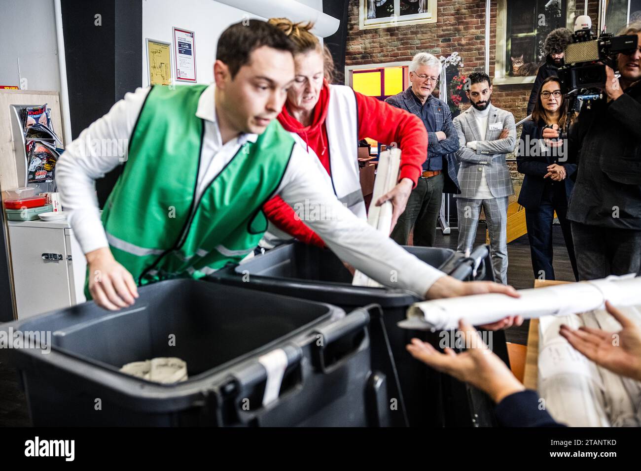 TILBURG - il sindaco Theo Weterings e Ulysse Ellian (VVD) della camera dei rappresentanti durante il riconteggio dei voti per le elezioni della camera dei rappresentanti. I voti espressi in quattro seggi elettorali a Tilburg vengono contati di nuovo. La camera dei rappresentanti ha deciso in merito nel corso di una riunione eccezionale. ANP ROB ENGELAAR netherlands Out - belgium Out Credit: ANP/Alamy Live News Foto Stock