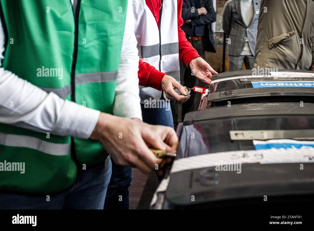 TILBURG - volontari durante il riconteggio dei voti per le elezioni della camera dei rappresentanti. I voti espressi in quattro seggi elettorali a Tilburg vengono contati di nuovo. La camera dei rappresentanti ha deciso in merito nel corso di una riunione eccezionale. ANP ROB ENGELAAR netherlands Out - belgium Out Credit: ANP/Alamy Live News Foto Stock