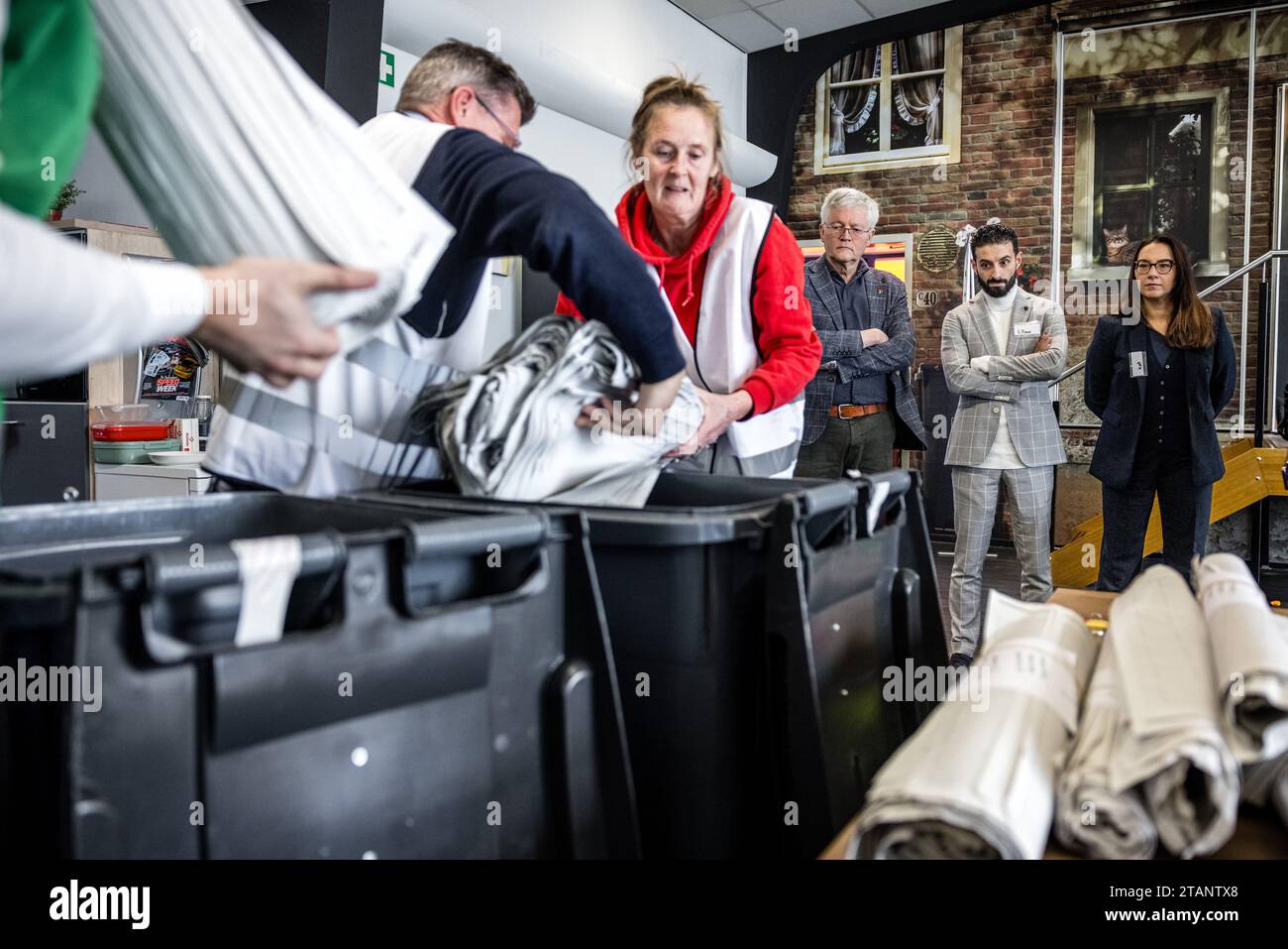 TILBURG - il sindaco Theo Weterings e Ulysse Ellian (VVD) della camera dei rappresentanti durante il riconteggio dei voti per le elezioni della camera dei rappresentanti. I voti espressi in quattro seggi elettorali a Tilburg vengono contati di nuovo. La camera dei rappresentanti ha deciso in merito nel corso di una riunione eccezionale. ANP ROB ENGELAAR netherlands Out - belgium Out Credit: ANP/Alamy Live News Foto Stock