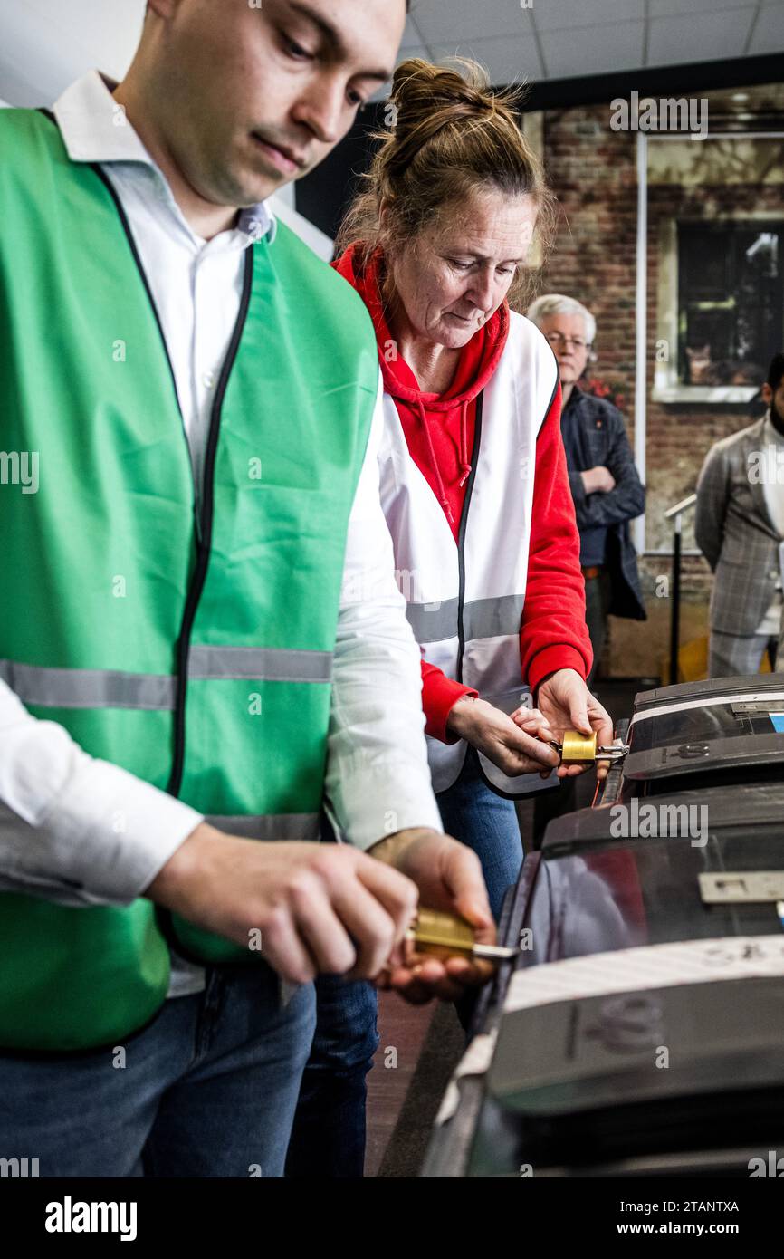 TILBURG - volontari durante il riconteggio dei voti per le elezioni della camera dei rappresentanti. I voti espressi in quattro seggi elettorali a Tilburg vengono contati di nuovo. La camera dei rappresentanti ha deciso in merito nel corso di una riunione eccezionale. ANP ROB ENGELAAR netherlands Out - belgium Out Credit: ANP/Alamy Live News Foto Stock