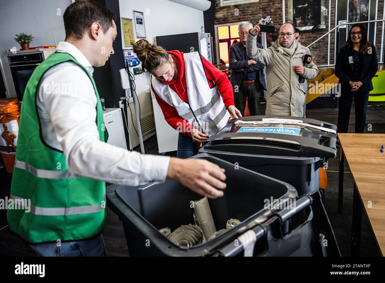 TILBURG - volontari durante il riconteggio dei voti per le elezioni della camera dei rappresentanti. I voti espressi in quattro seggi elettorali a Tilburg vengono contati di nuovo. La camera dei rappresentanti ha deciso in merito nel corso di una riunione eccezionale. ANP ROB ENGELAAR netherlands Out - belgium Out Credit: ANP/Alamy Live News Foto Stock