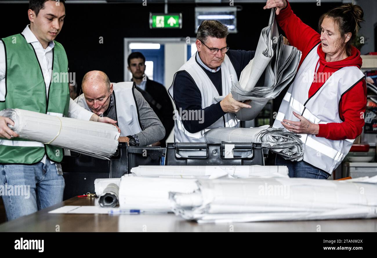 TILBURG - volontari durante il riconteggio dei voti per le elezioni della camera dei rappresentanti. I voti espressi in quattro seggi elettorali a Tilburg vengono contati di nuovo. La camera dei rappresentanti ha deciso in merito nel corso di una riunione eccezionale. ANP ROB ENGELAAR netherlands Out - belgium Out Credit: ANP/Alamy Live News Foto Stock