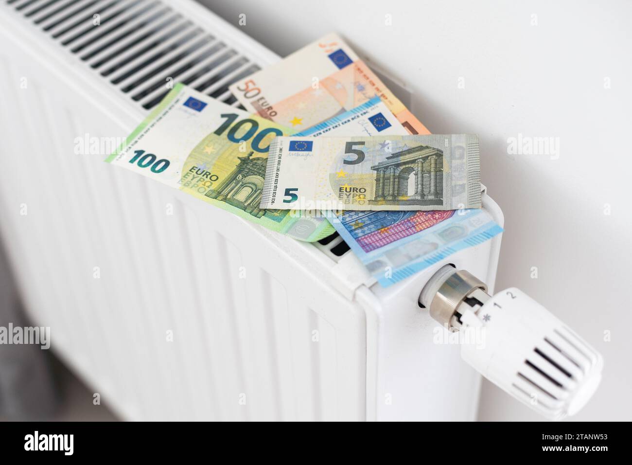 banconota sul radiatore, il concetto di aumento dei prezzi dell'energia e riscaldamento più costoso Foto Stock