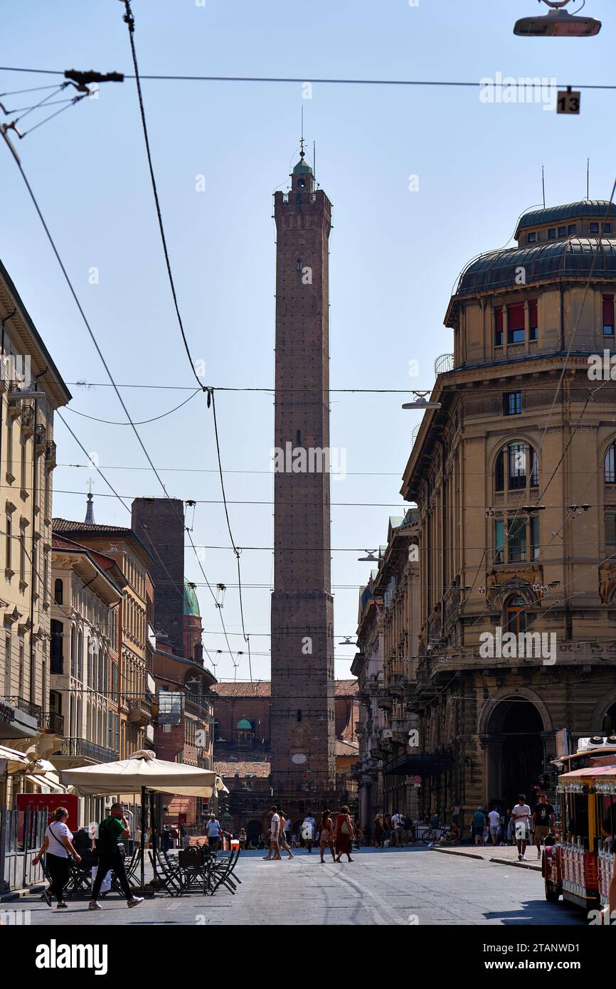 La Torre Asinelli una delle due torri pendenti di Bologna Foto Stock